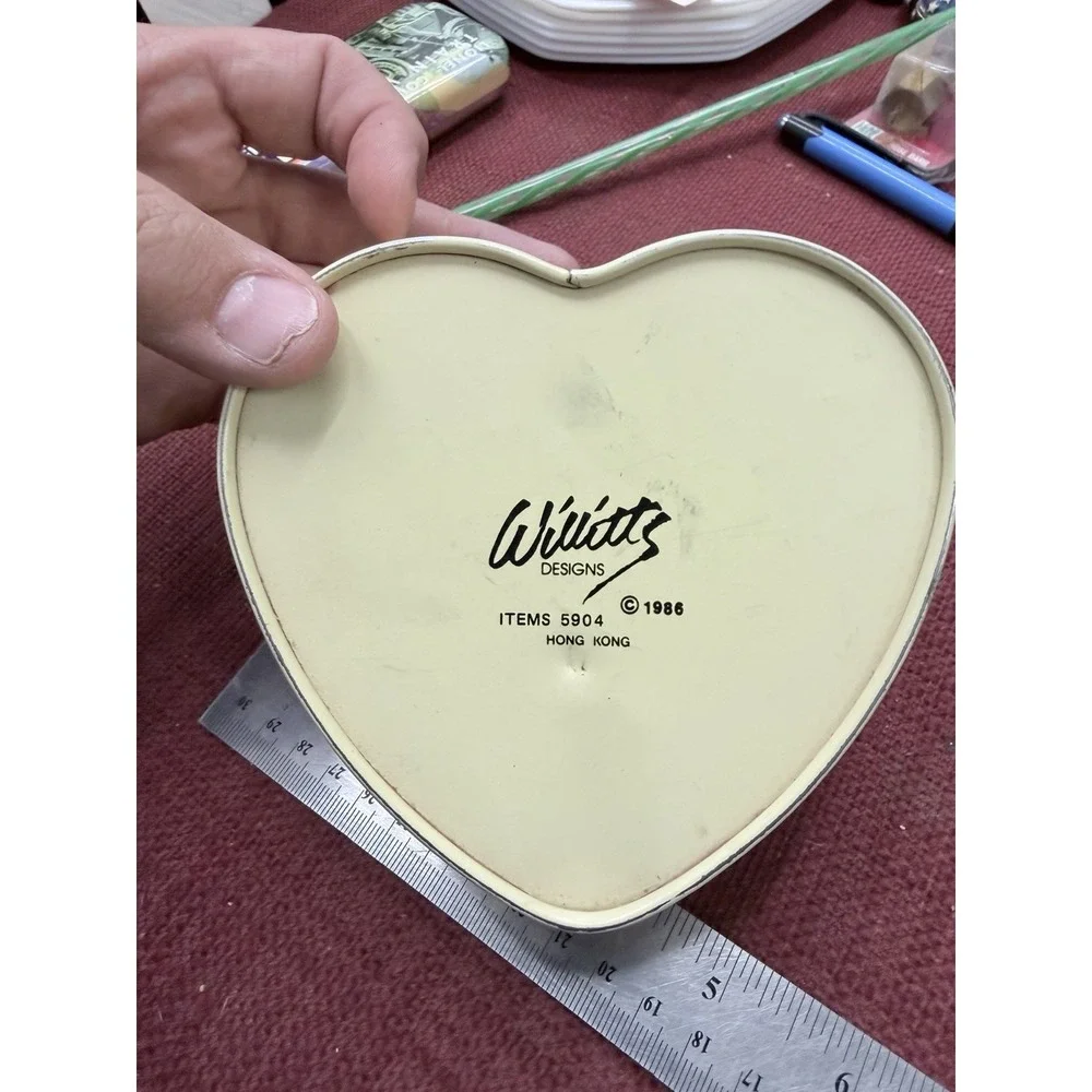 1986 Vintage Willitts Heart Tin Made In‎ Hong Kong